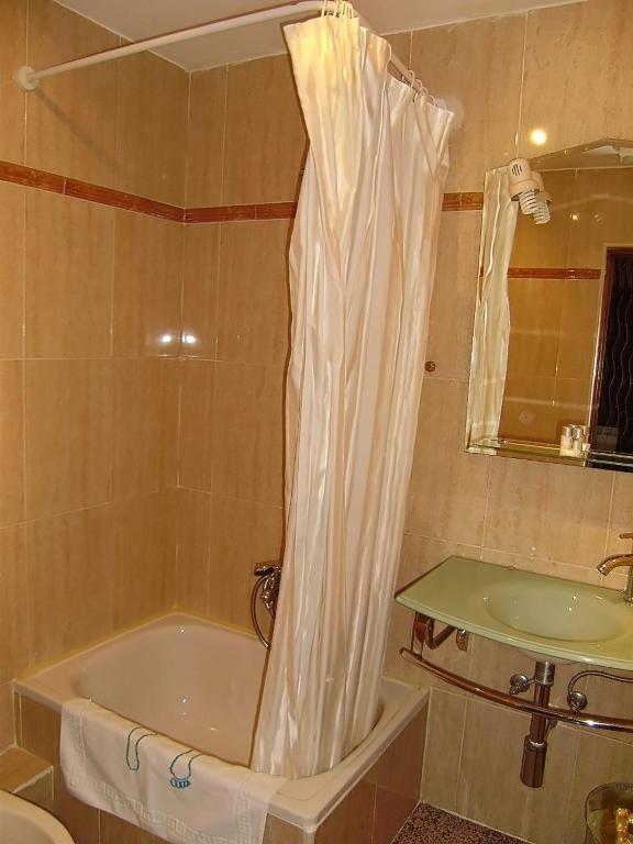 Hostal Miguel Angel Madrid Ruang foto
